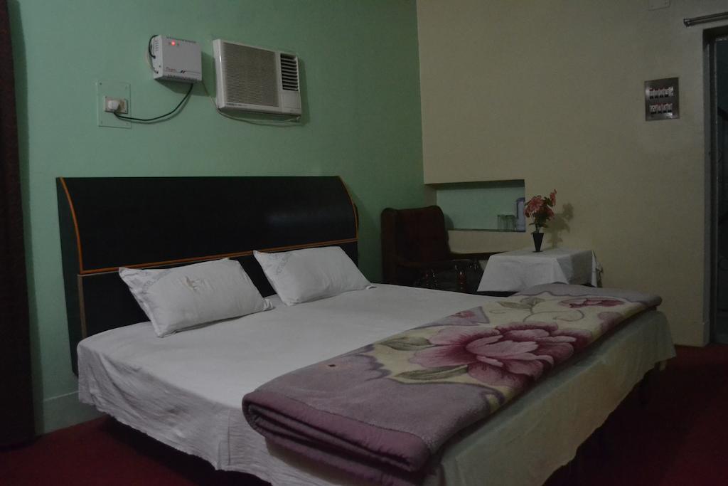 Hotel Sandeep Варанасі Номер фото