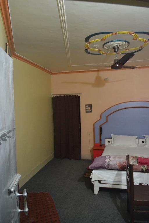 Hotel Sandeep Варанасі Номер фото