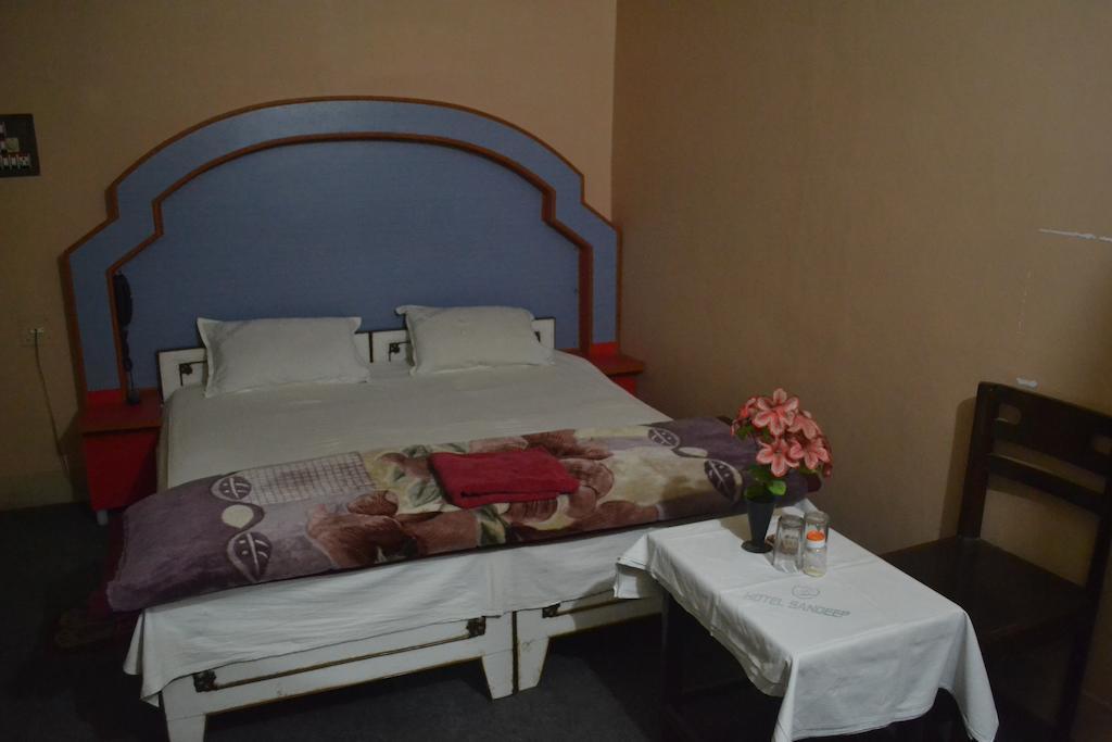 Hotel Sandeep Варанасі Номер фото